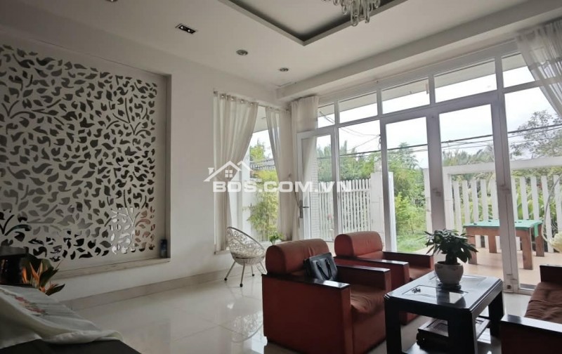 Biệt thự 3 tầng phong phú Bình Chánh - có đầy đủ tiện ích.